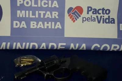 Polícia Militar prende dupla com arma de fogo durante abordagem no Thompson Flores