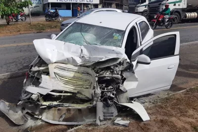 Alagoinhas: Mulher morre após carro bater de frente com carreta na BR-101
