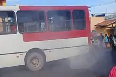 Vídeo: Fumaça em ônibus assusta passageiros no centro de Alagoinhas