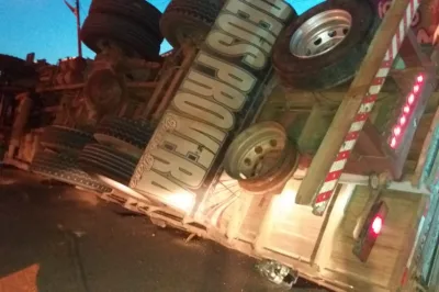 Alagoinhas: Caminhão com carga de refrigerantes tomba no viaduto da rua do Catu