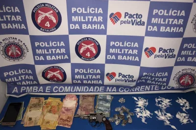 Alagoinhas: policiais do 4°BPM apreendem 2 armas de fogo, drogas e prendem cinco pessoas em flagrante