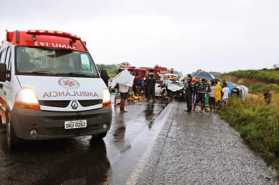 Acidente envolvendo dois carros deixa três pessoas feridas na BR-101; veja vídeo
