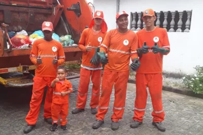 Esplanada: Uniformizado, criança realiza sonho de conhecer garis e caminhão do lixo