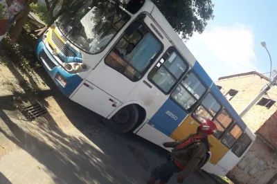 Ônibus sem freio desce ladeira e atinge poste em Alagoinhas