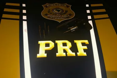 Com arma de fogo municiada, dupla é flagrada pela PRF na BR-101