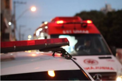 Polícia militar acompanha SAMU para averiguar morte de mulher durante madrugada