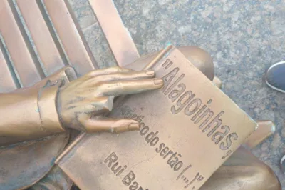 Alagoinhas: Prefeitura toma providências após vândalos atacarem estátua de Rui Barbosa