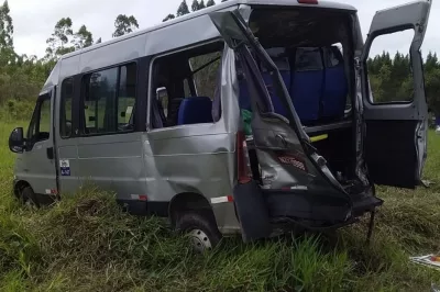 Alagoinhas: Carreta colide com van na BR-101 e passageiros sofrem escoriações