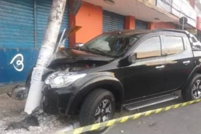 Carro bate em poste no centro de Alagoinhas