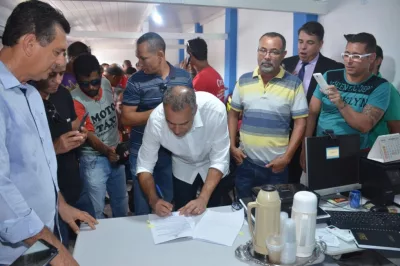 Alagoinhas: Prefeito assina decreto que regulamenta mototaxistas
