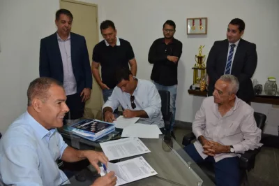 Alagoinhas: Prefeitura assina contratos da licitação do transporte coletivo