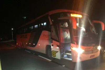 Dois ônibus interestaduais são atacados por bandidos na BR-101