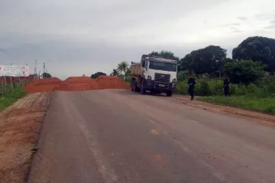 Prefeitura de Esplanada fecha pontos de acesso ao município com barro
