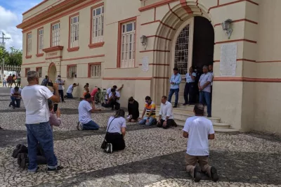 Prefeito de Alagoinhas se ajoelha em oração contra o coronavírus em frente à prefeitura; veja vídeo