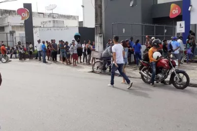 Fila para sacar auxílio emergencial de R$600 dobra quarteirão em Alagoinhas