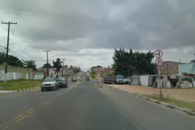 Alagoinhas: Dupla em motocicleta assalta pedestre na Praça Kennedy
