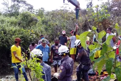 Homem e cavalo caem em poço com cerca de 20 metros e são resgatados pelo Corpo de Bombeiros em Esplanada