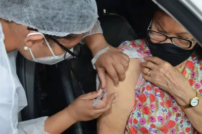 Vacinação de idosos continua, em Alagoinhas, com novas doses da Coronavac