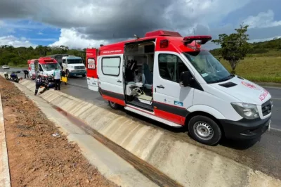 Dois ficam feridos em acidente envolvendo moto e caminhão na BR-101