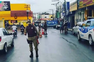 Operação do Quarto Batalhão monta pontos de abordagens à veículos e pessoas no centro de Alagoinhas
