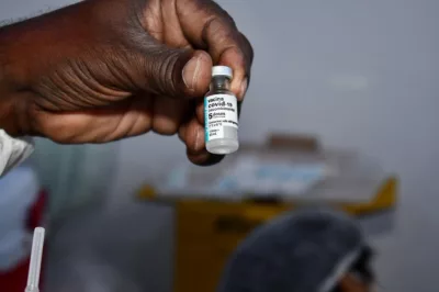 Alagoinhas: Trabalhadores da limpeza urbana receberem a primeira dose da vacina contra a Covid-19