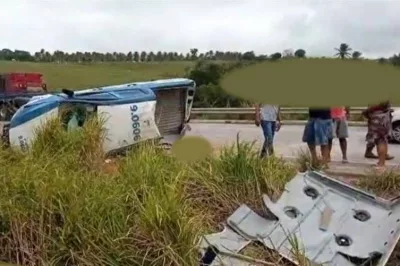 Viatura da PM com seis presos capota na BR-101; dois custodiados morrem