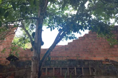 Jovem morre após muro desabar no bairro Petrolar, em Alagoinhas