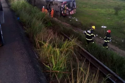 Ônibus do cantor Devinho Novaes tomba em Alagoas e uma pessoa morre