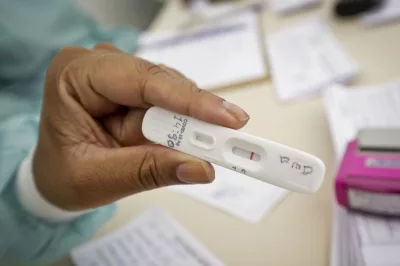 Anvisa aprova uso e comercialização de autoteste para covid-19