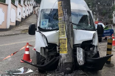 Acidente com van que transportava pacientes do interior da BA em tratamento na capital deixa, ao menos, cinco feridos
