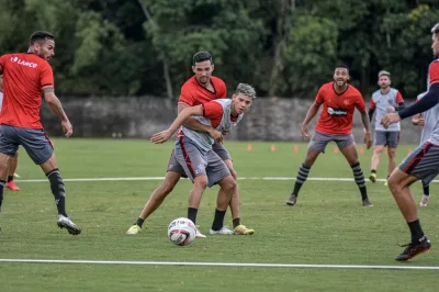 Com treinos de finalização, elenco do Vitória segue a preparação para o clássico Ba-Vi