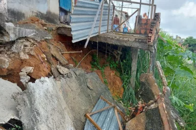 Deslizamento causa desabamento parcial de imóvel em bairro de Salvador