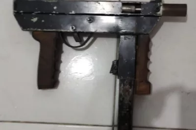 Três policiais são presos por suspeita de negociar venda de submetralhadora para traficantes, em Salvador