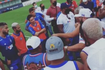 Membros de organizada do Bahia invadem o CT e fazem cobranças aos jogadores e à diretoria