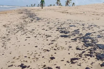 Manchas de óleo voltam a aparecer no litoral do Ceará