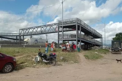 Corpo de homem é encontrado com sinais de espancamento ao lado de passarela em Feira de Santana