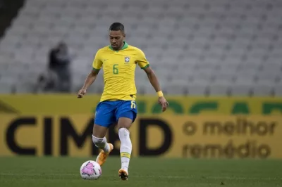 Após ficar fora da convocação da Seleção, Renan Lodi recebe 2ª dose da vacina em Madri