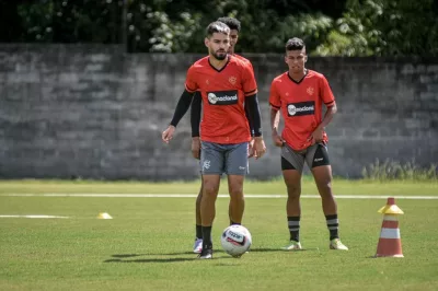 Vitória inicia semana com treino intenso no Barradão