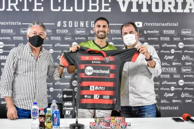 Apresentado no Vitória, Tréllez afirma: “Sei que aqui vou retornar meu futebol”