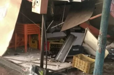 Barraca fica destruída após ser atingida por carro em Alagoinhas