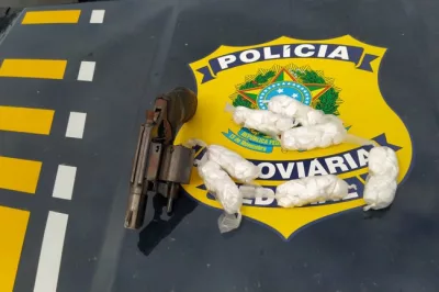 Conquista: PRF apreende drogas e arma de fogo arremessados pela janela de carro