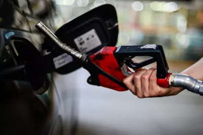 Preço médio da gasolina sobe para R$ 5,67 nos postos