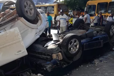 Dois carros despencam do 4º andar de edifício garagem em Salvador