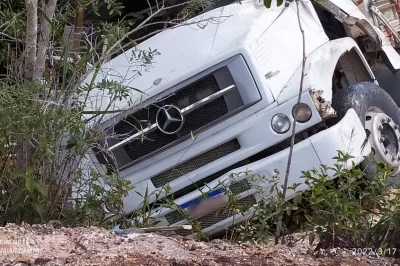 Caminhão capota e deixa um morto e dois feridos na BA-099 entre Baixios e Subaúma
