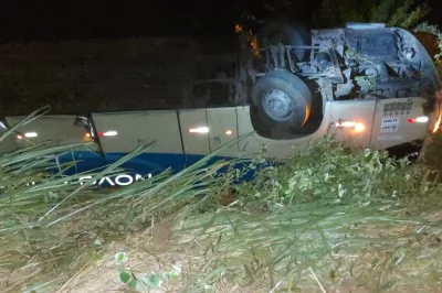 Ônibus interestadual capota durante tentativa de assalto na BR-101