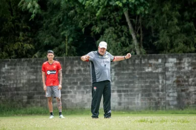 Vicente é vetado e Vitória segue preparação para encarar o Glória-RS