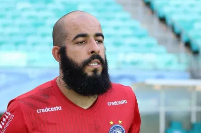 Goleiro Danilo Fernandes passará por cirurgia na retina após ataque ao ônibus do Bahia