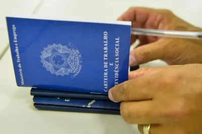 Caged: Brasil cria 136 mil empregos com carteira assinada em março