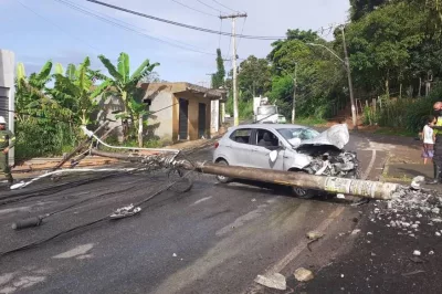 Carro bate em poste e três pessoas ficam feridas em Salvador