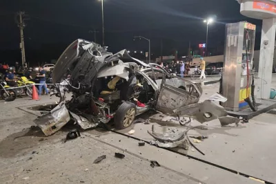 Durante abastecimento, cilindro de gás explode e destrói o carro completamente; vídeo
